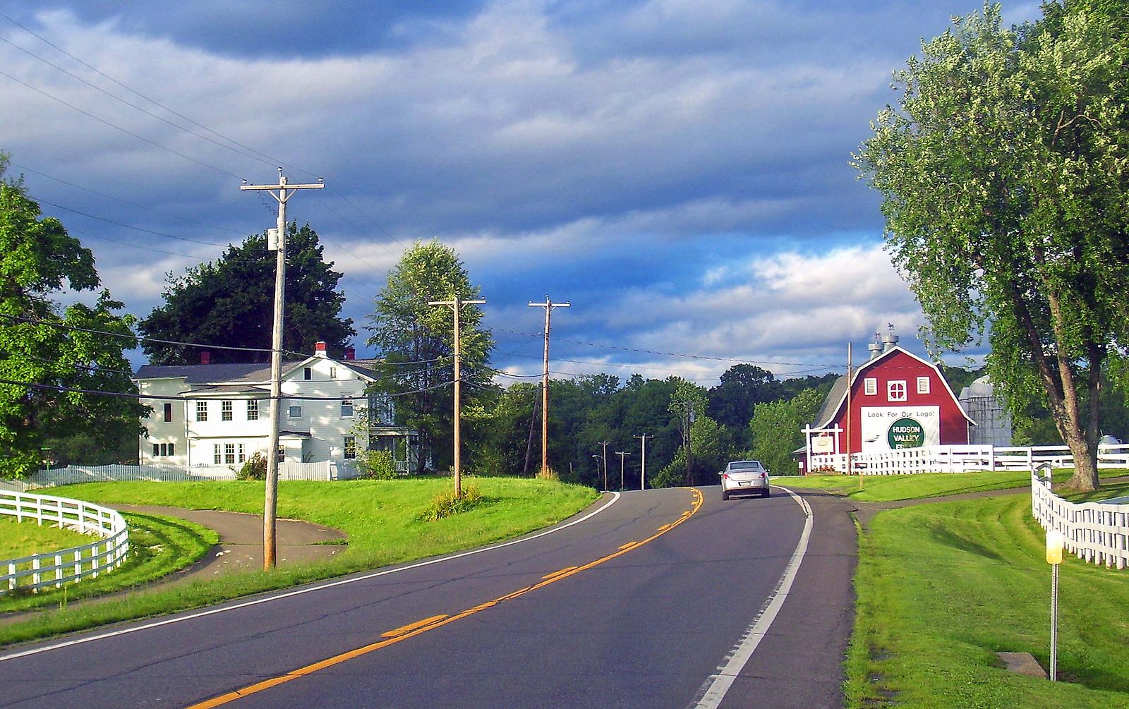 Countryside on US 9 north of Red Hook, NY, USA, by Daniel Cooke - Original: https://commons.wikimedia.org/wiki/File:US_9_north_of_Red_Hook,_NY.jpg